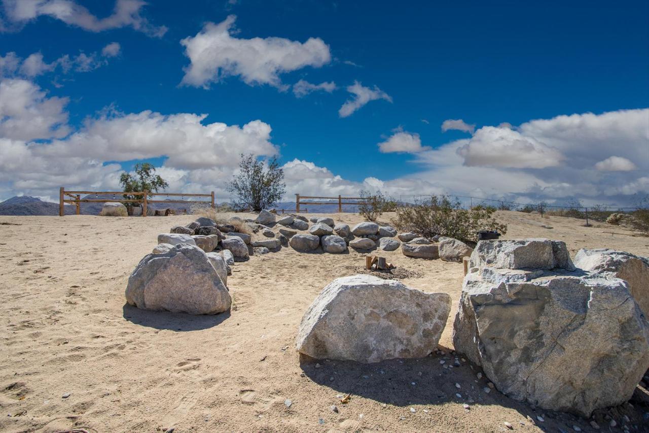 Sapphire Haven + Casita! Pool + Spa + Movie Theatre + 10 Min To Monument! Joshua Tree Luaran gambar